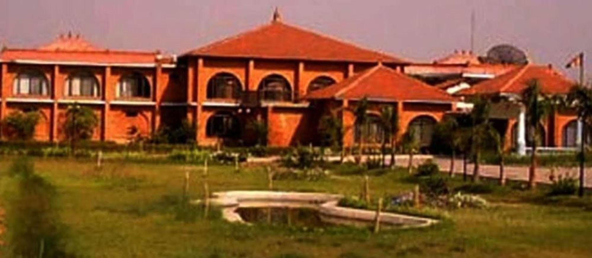 Hotel Lumbini Garden New Crystal Екстериор снимка